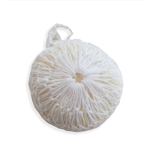 Esta esponjilla es para uso facial y exfoliar.  Está hecha a mano con gancho por artesanos de Ixmiquilpan, Hidalgo y rellena de henequén (fibra de lechuguilla).