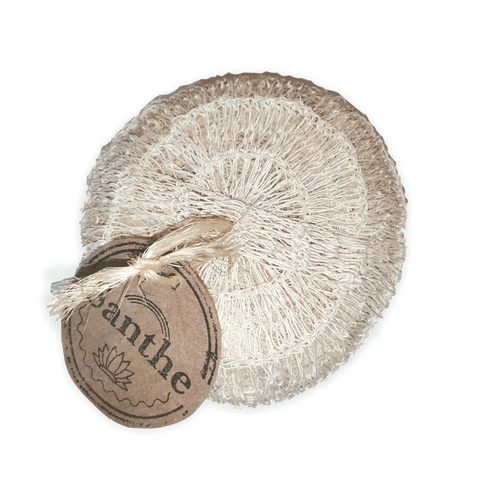 El estropajo de la marca "Santhe" está hecho a mano por mujeres otomies del estado de Hidalgo.  Está elaborado de ixtle que es una fibra natural que se obtiene de los magueyes.  Te ayuda a remover las células muertas de forma natural.